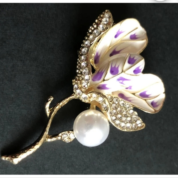 Jewelry - Beautiful Enamel , Faux Pearl And Gold Color Floral Magnolia Brooch , About 2"
